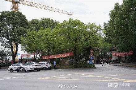 上海一小区20米<em>围墙被拆</em> 隔壁开发商：地是我们的