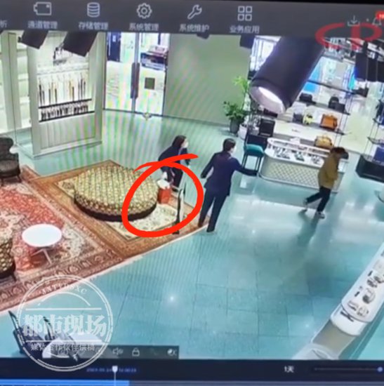 上海一男子将5万现金随手扔在店内，店员被吓坏，原因居然是……