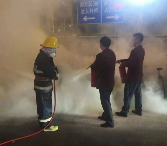<em>上海</em>一地铁站外电瓶车电瓶自燃，6分钟后火情被控制，无人伤亡