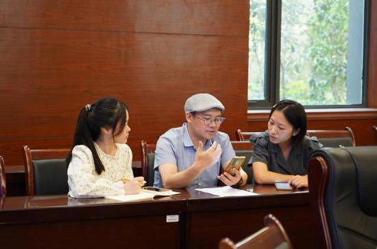 结对子、种文化！重庆人文科技学院首届诗意青春名家朗诵会举行