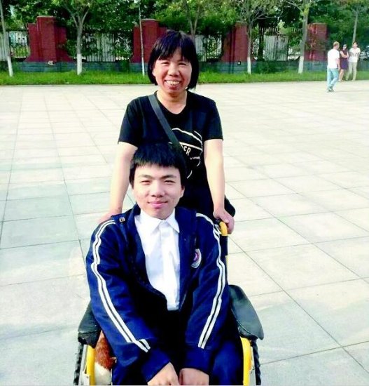母亲背着求学14年 河南双腿瘫痪小伙考上<em>武大</em>