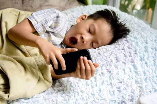 <em>手机成瘾的</em>背后，我们该怎样和网络抢孩子？