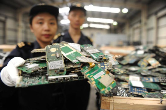 中国去年产生5亿部淘汰手机，电子<em>废弃物如何处理</em>？旧手机去哪了