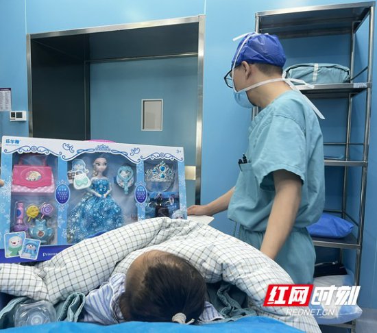 送玩具、放动画、发奖状 湖南省人民医院手术室人文关怀小患者