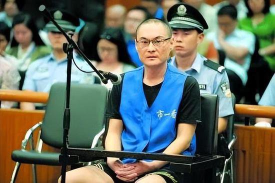 2014年北京摔童案：主犯被抬上死刑执行车，临刑前哭着抽完2根...
