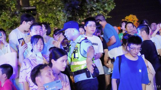 追抓逃犯73 名！武汉警方开展夏夜治安巡查宣防第二次集中行动