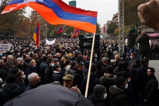 又一个白眼狼国家！俄外长访问亚美尼亚，大量当地人在酒店外...