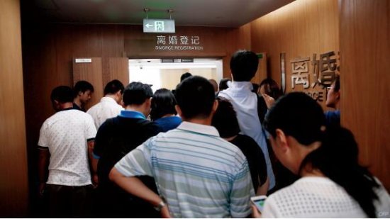 调控传言下的上海楼市怪象：为紧急购房市民排队离婚