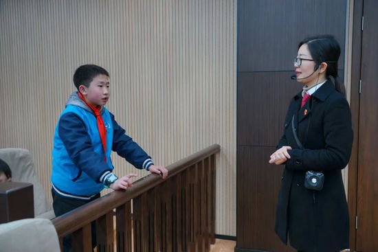 小学生走进湘潭中院 体验“我是小法官”活动