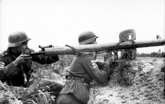 巴祖卡/战壕中手持铁拳反坦克火箭筒的士兵（感觉是为了宣传而摆拍）