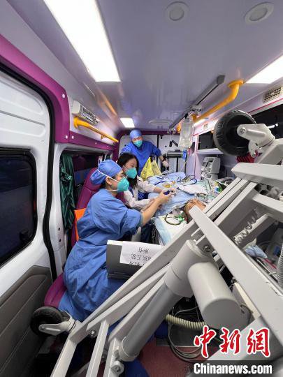 为了一成的希望 广东医院把半吨的ICU设备搬上救护车