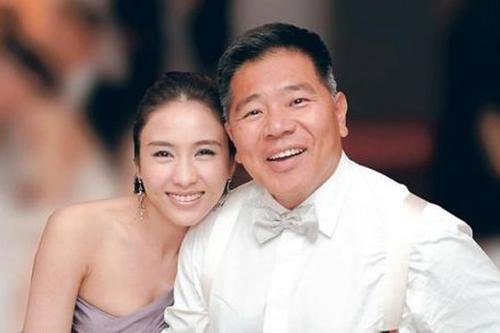 “香港樊胜美”：为原生家庭牺牲3次，下嫁大15岁残障富商