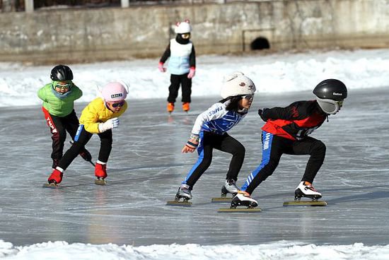 沈阳：<em>儿童</em>练习滑冰丰富寒假生活