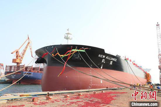 中国新一代绿色环保型阿芙拉型原油船“凯盟”轮命名交付