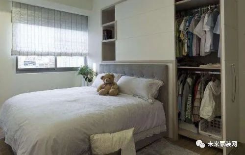<em>卧室床头</em>装衣柜，小<em>卧室</em>拓展收纳空间的绝佳装修方式！
