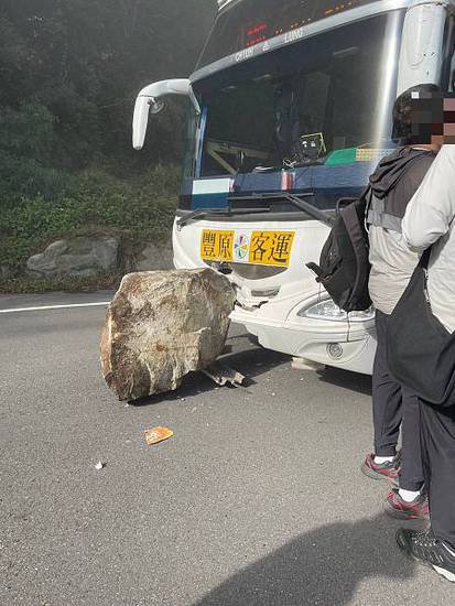 台湾花莲县地震导致多地岩石坠落 道路无法通行