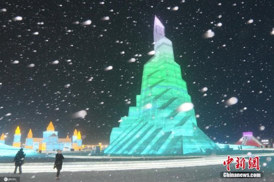 哈尔滨迎降雪 冰雪大世界变<em>梦幻城堡</em>