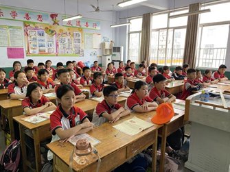 <em>白沙埠</em>中心小学组织全体队员开展“宪法晨读”活动