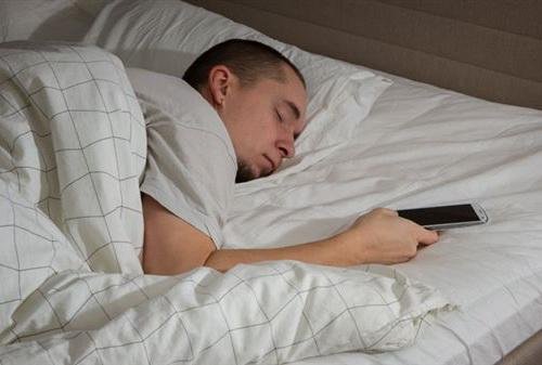 <em>为什么睡觉</em>时手机不能放在枕边？