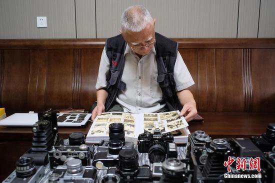 广西老铁路工人收藏400件中外相机“如数家珍”