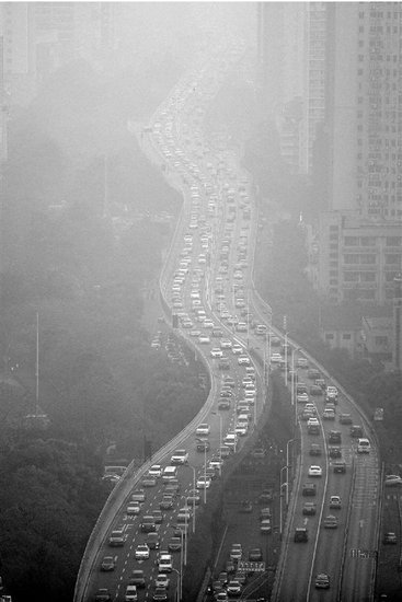 杭州/12月7日，杭州雾霾天气卷土重来。杭州首要污染源是尾气。记者...