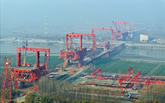 <em>济阳</em>黄河公铁两用特大桥架设钢梁超2万吨