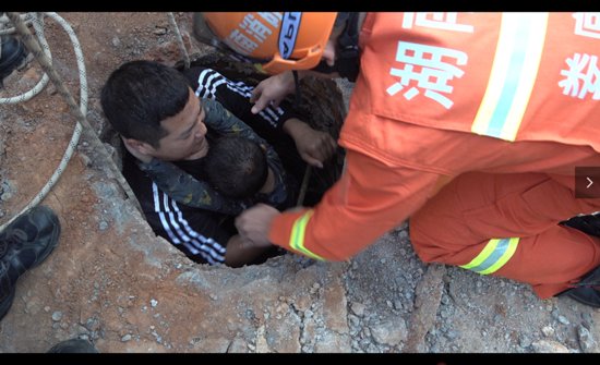 湖南双峰一6岁男童坠入污井，热心人只身入井爬行400米救人