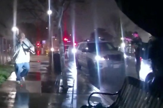 美媒：加州男子持钢棒骂警察是“猪”后被击毙，警方公布视频