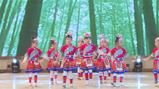 普定县：<em>七色花</em>舞蹈学校举办“我们的中国梦”——文化进万家...