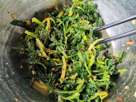 一把芹菜叶和一把面粉可以做成美味的清蒸蔬菜。在家试试