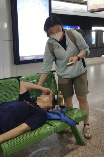 上海中医药大学博士研究生地铁上急救乘客，家属致信感谢