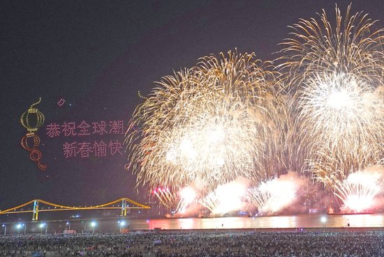 广东汕头：2024年迎新春大型焰火晚会点亮内海湾