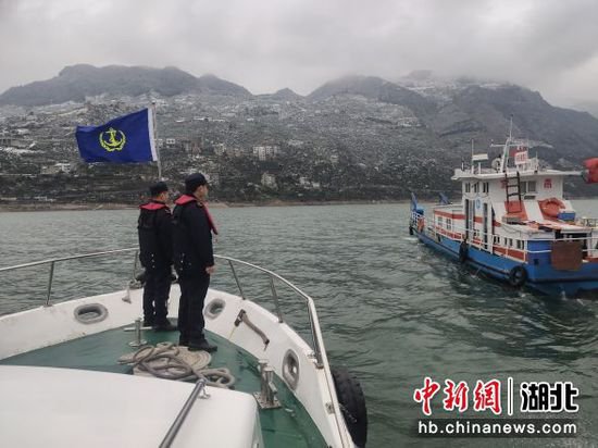 长江中游地区遭雨雪冷冻天气 海事部门护航水运