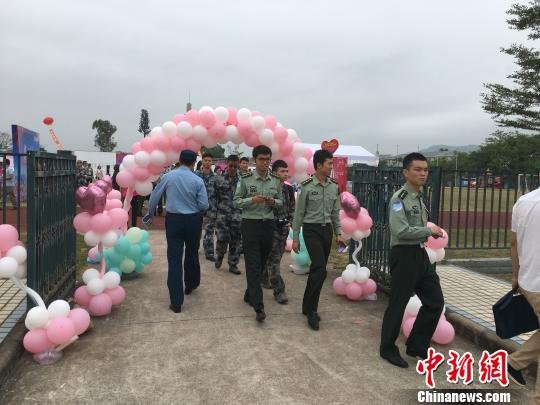 广东惠州举行军地青年联谊活动 450多名男女青年参与
