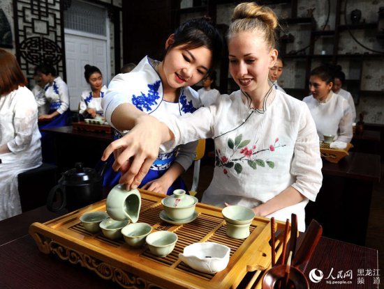 黑河/留学生学习体验中国传统服饰文化。