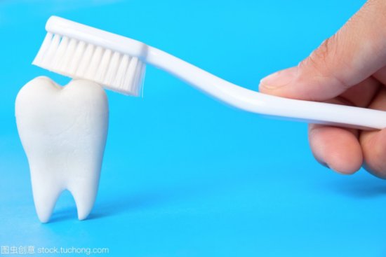 电动牙刷和普通牙刷<em>有什么不同</em>？该怎么选？