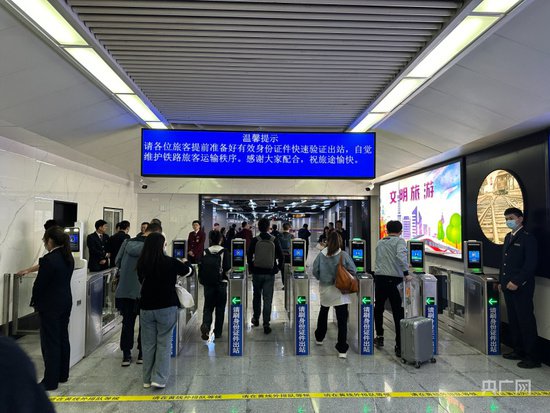 <em>上海</em>站东北出站口启用 三大站完成与所在区域所有地铁线换乘单向...