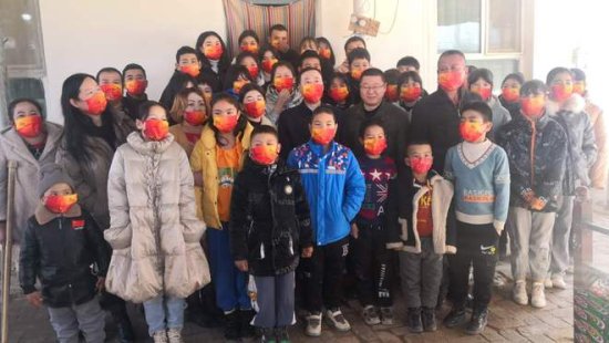 河北援疆干部周爱武和他的68个维吾尔族孩子共度春节