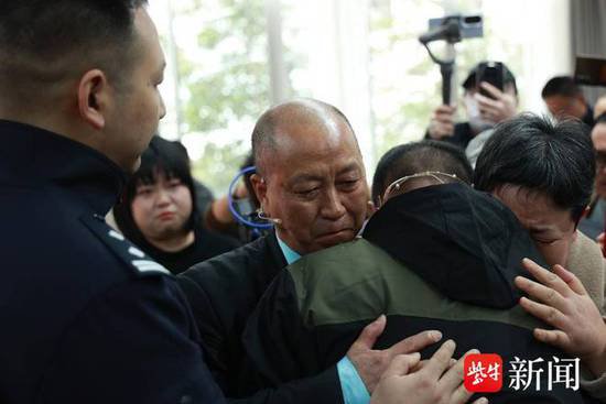 <em>四川</em>一父亲33年后终于和被拐儿子团聚，寻子路上曾和警察找回3...