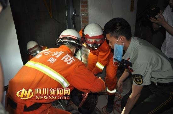 <em>施工</em>电梯从18楼坠落地下室 1名工人被救出