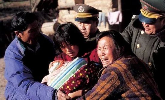 男子带妹妹穿越大半个中国，被警方抓捕后，妹妹突然下跪求救