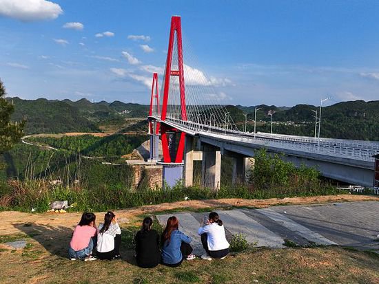 贵州黔南州：龙里河大桥即将通车