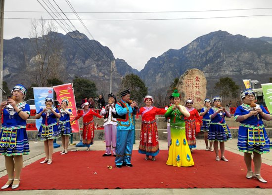 河南沁阳市组织“健康文化列车”开进太行南麓小山村 群众笑开颜