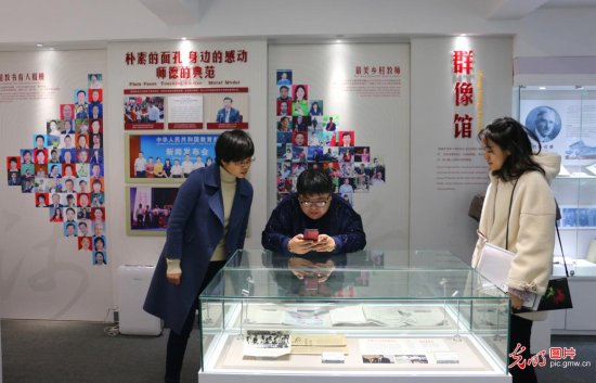 <em>中国教师</em>博物馆展出近千件文物