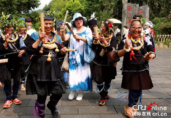 贵州黎平肇兴侗寨谷雨节丰富多彩 侗族同胞与游客同嗨