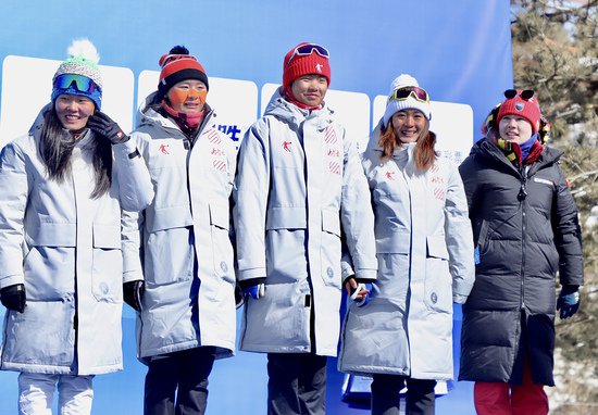 内蒙古代表队在“十四冬”冬季两项公开组女子4×6公里接力比赛...