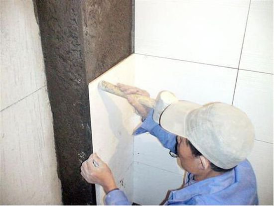 卫生间瓷砖，<em>水泥砂浆</em>已过时！用它贴，瓷砖坚固不脱落！