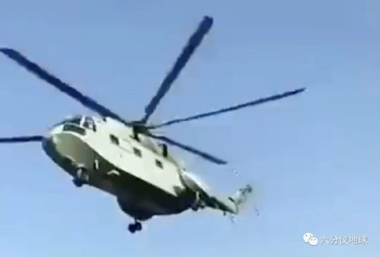 中国海军“直-8”<em>直升机</em>在离地仅几英尺<em>高度飞行</em>