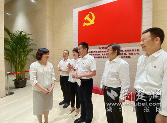 在上海“<em>红色起点</em>”，两位武汉医生再次递交入党申请书