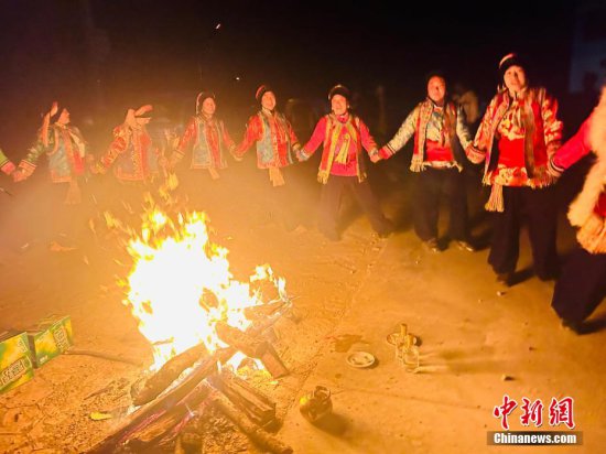 甘肃省甘南州村落演绎古老藏羌民俗欢度藏历年
